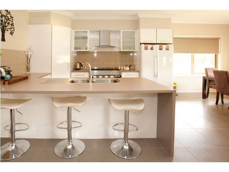 8 Settlers Rise, Drouin VIC 3818