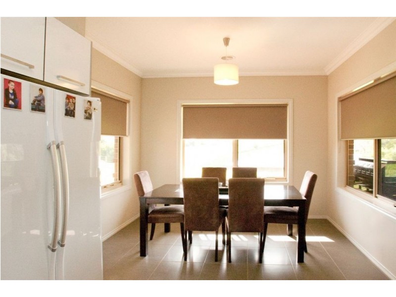 8 Settlers Rise, Drouin VIC 3818