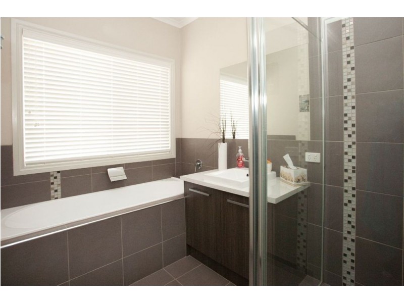 8 Settlers Rise, Drouin VIC 3818