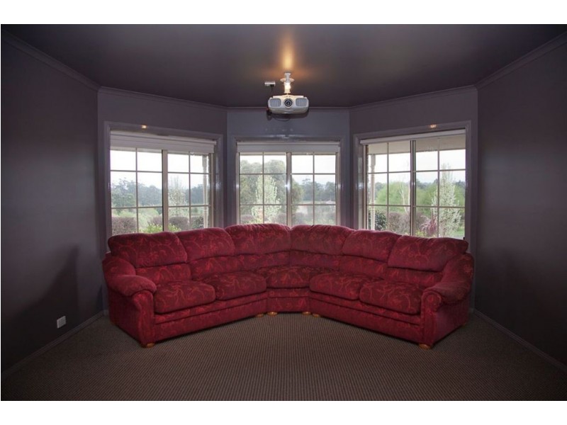 8 Green Valley Drive, Drouin VIC 3818