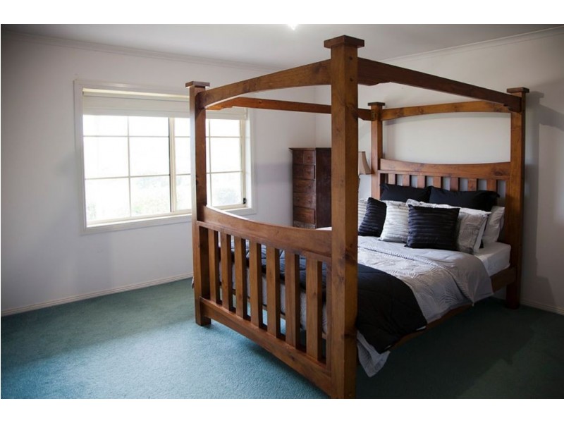 8 Green Valley Drive, Drouin VIC 3818