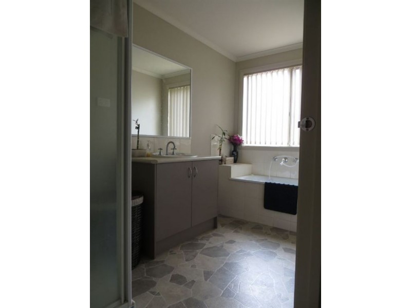 8 Palm Square, Drouin VIC 3818