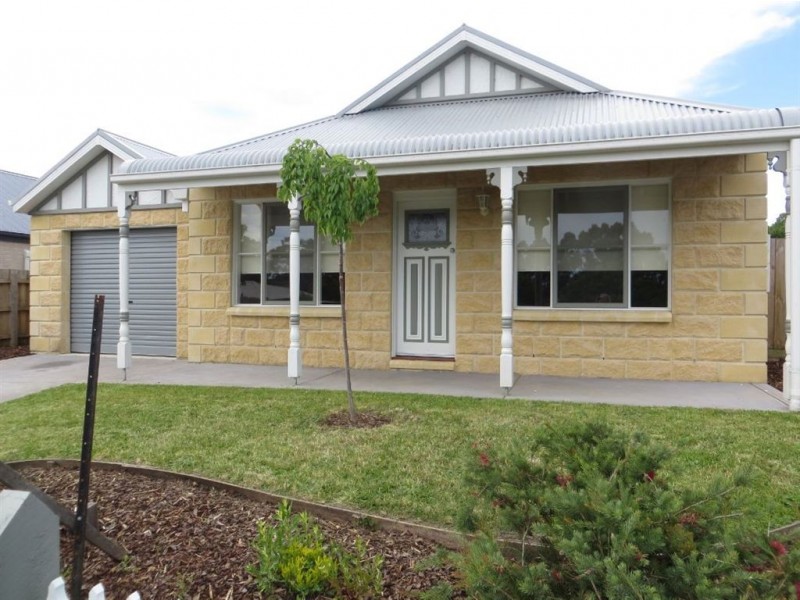 11 Holland Street, Drouin VIC 3818