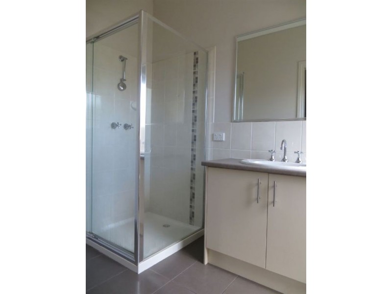 11 Holland Street, Drouin VIC 3818