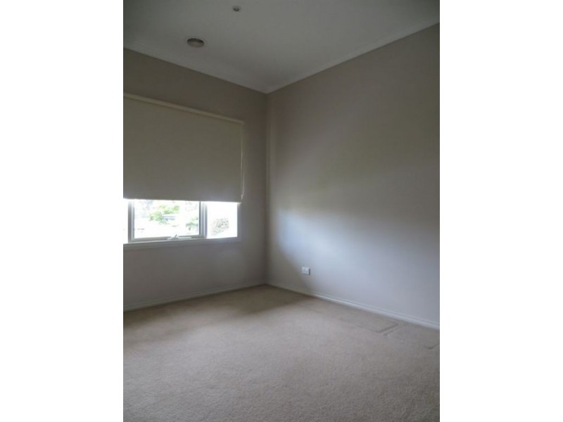 11 Holland Street, Drouin VIC 3818