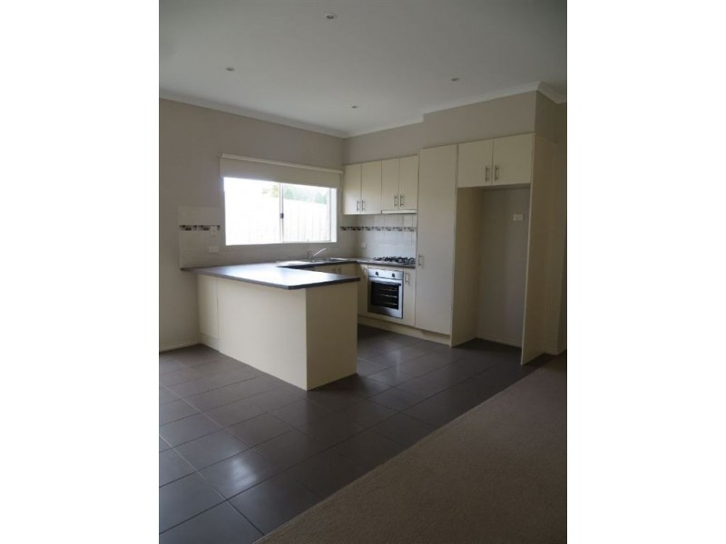 11 Holland Street, Drouin VIC 3818