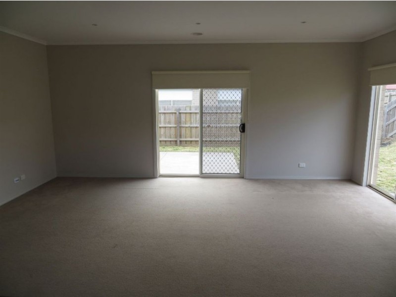 11 Holland Street, Drouin VIC 3818