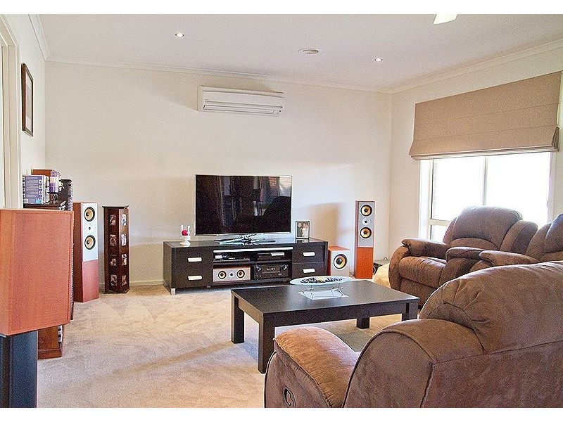 7 Lomandra Court, Drouin VIC 3818