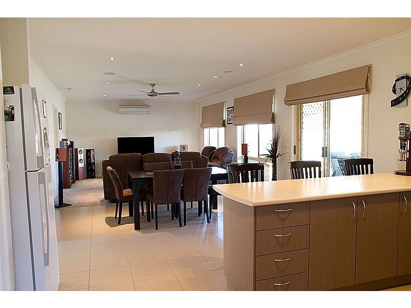 7 Lomandra Court, Drouin VIC 3818