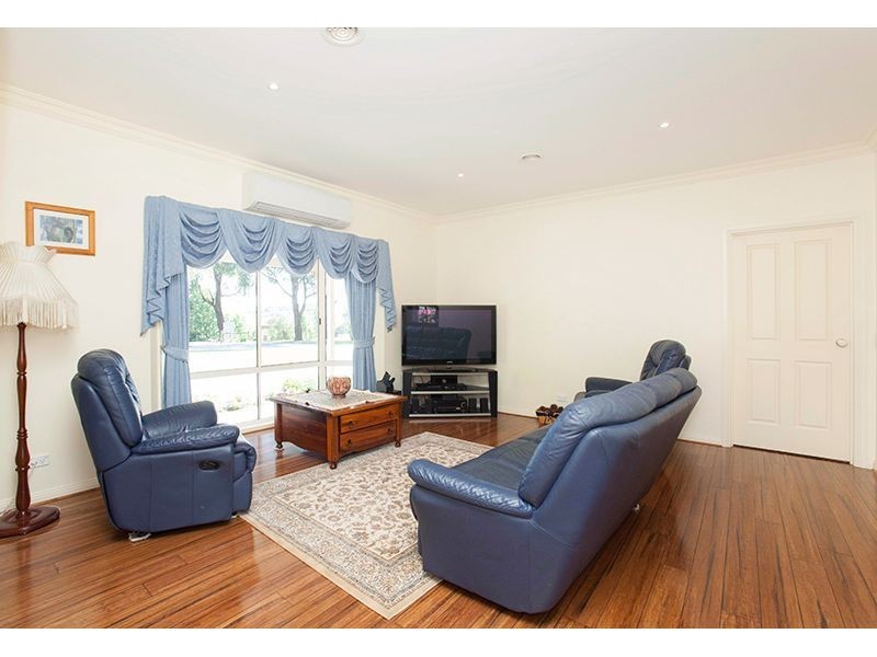 11 Pryor Road, Drouin VIC 3818