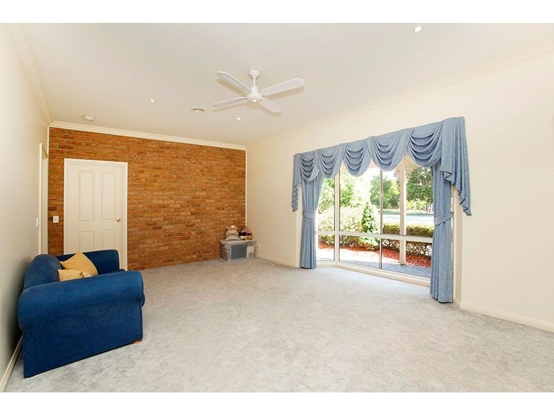11 Pryor Road, Drouin VIC 3818