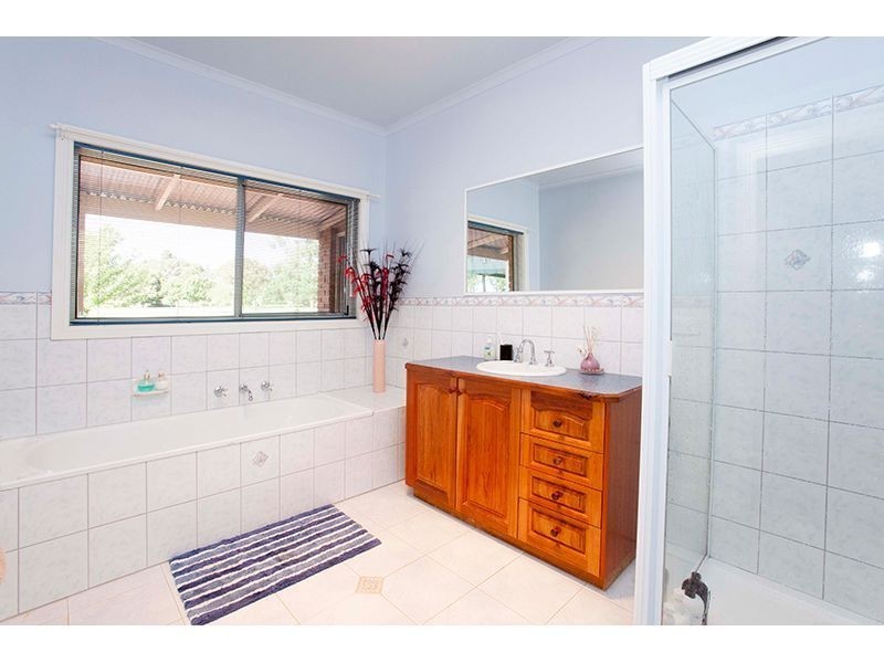 11 Pryor Road, Drouin VIC 3818