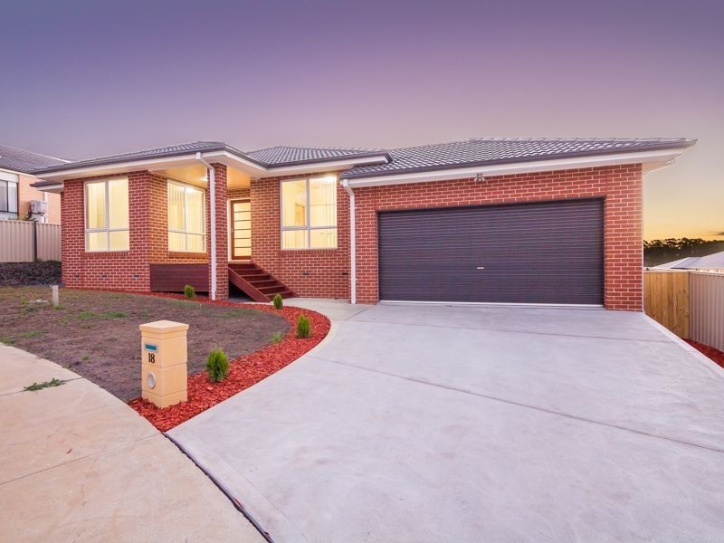 18 Valleyview Grove, Drouin VIC 3818