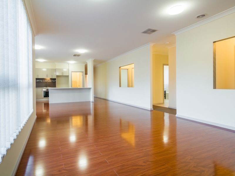 18 Valleyview Grove, Drouin VIC 3818