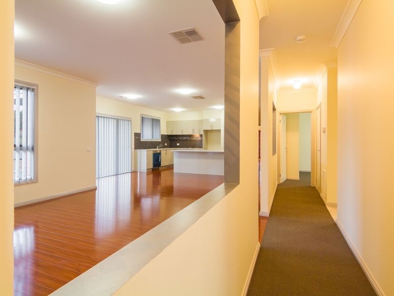 18 Valleyview Grove, Drouin VIC 3818
