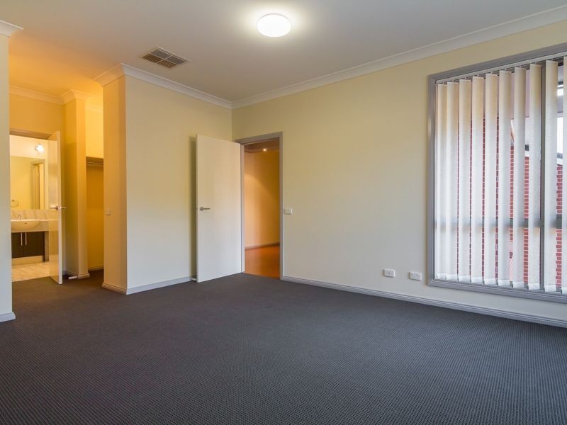 18 Valleyview Grove, Drouin VIC 3818
