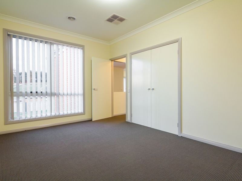 18 Valleyview Grove, Drouin VIC 3818