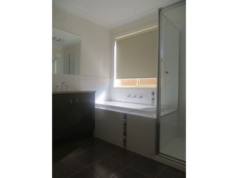 48 Summerhill Boulevard, Drouin VIC 3818