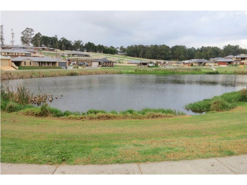11 Lakeside Court, Drouin VIC 3818