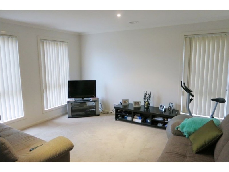1/14-15 Janine Court, Drouin VIC 3818