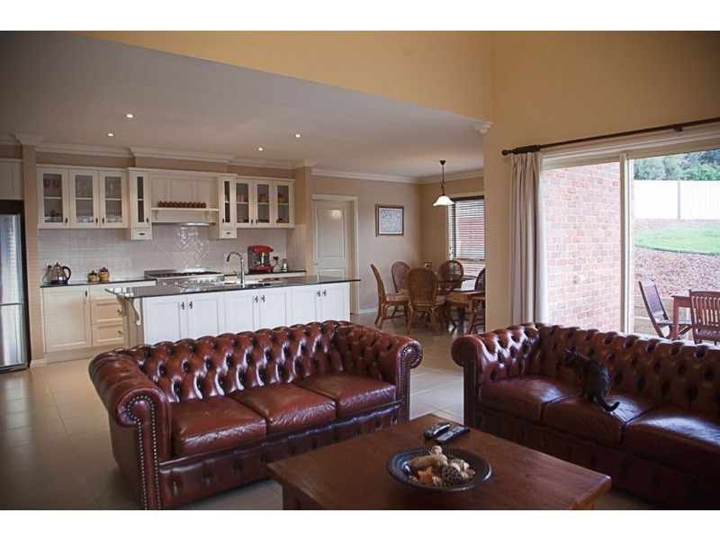 10 Crystal Court, Drouin VIC 3818