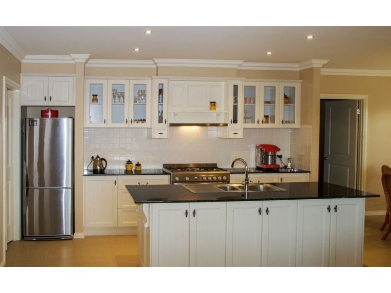 10 Crystal Court, Drouin VIC 3818