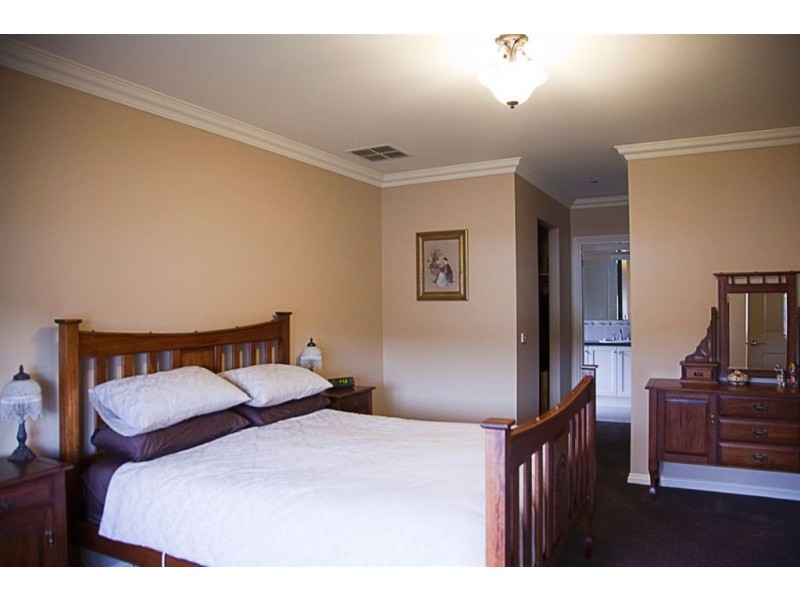 10 Crystal Court, Drouin VIC 3818