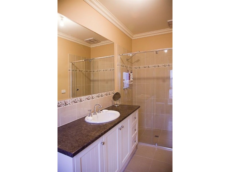 10 Crystal Court, Drouin VIC 3818