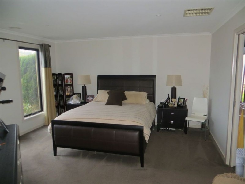 5 Rivendale Crescent, Drouin VIC 3818