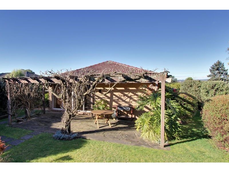 17 Neuparth Road, Croydon North VIC 3136