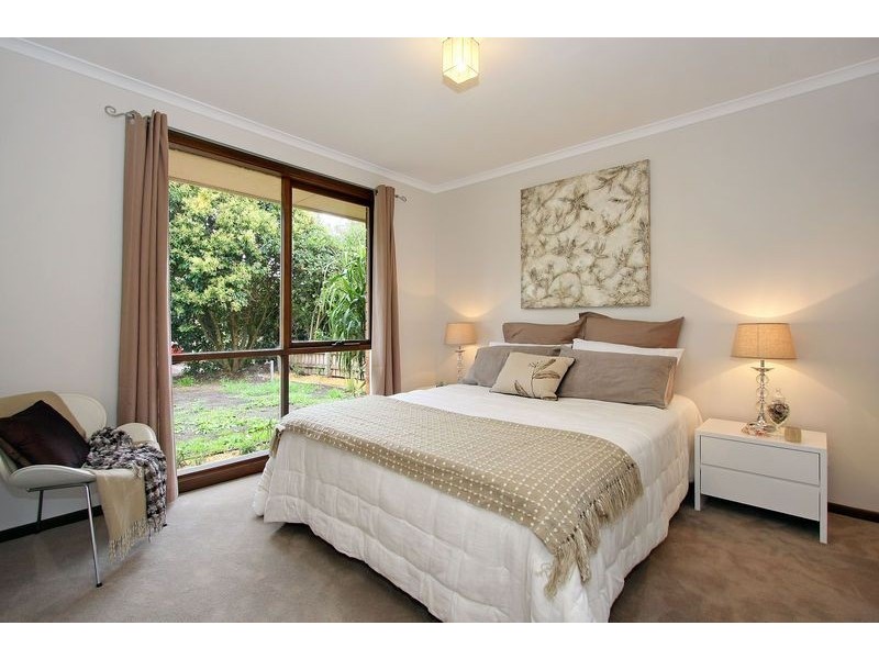 11 Mountain Heath Walk, Croydon South VIC 3136