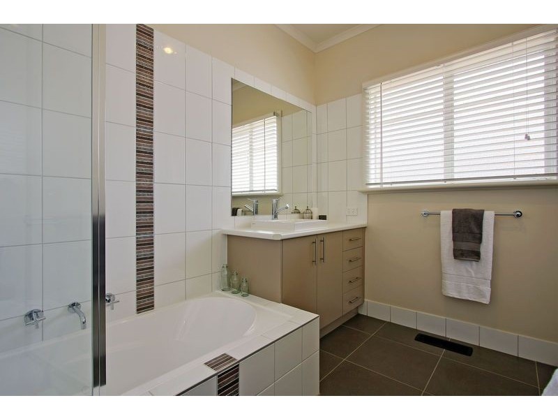 1/115 Hull Road, Croydon VIC 3136