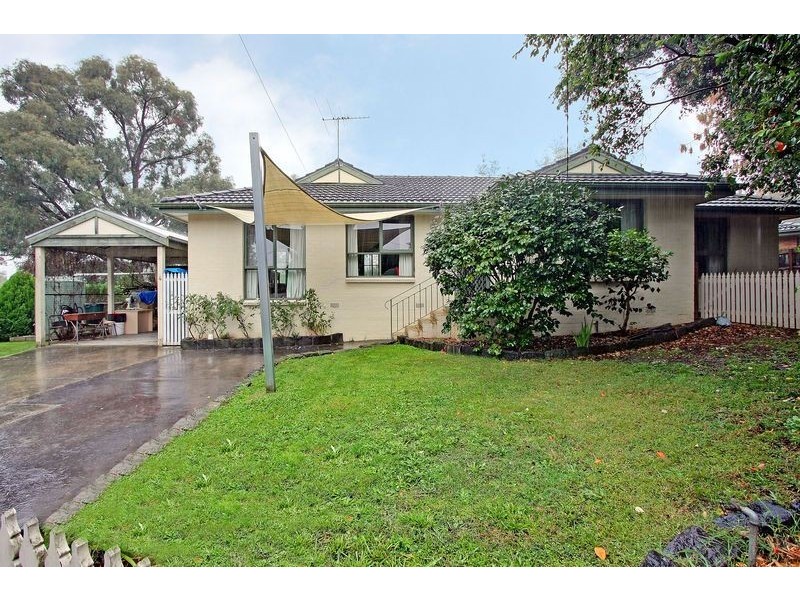 4 Milton Court, Mooroolbark VIC 3138