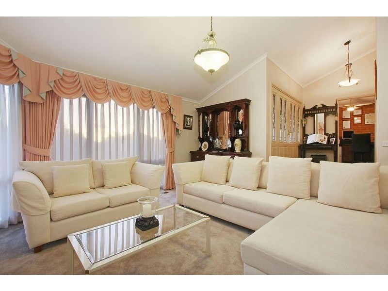 6 Gill Place, Mooroolbark VIC 3138