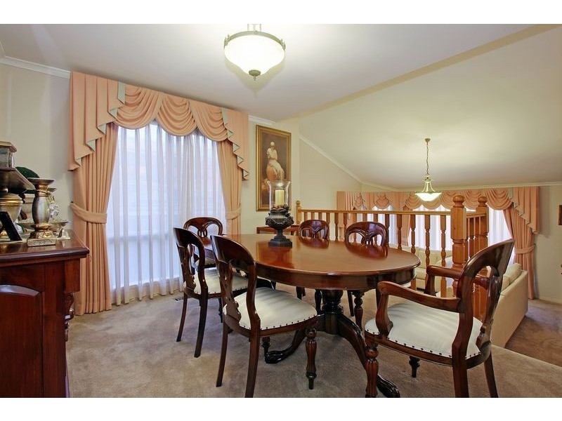 6 Gill Place, Mooroolbark VIC 3138