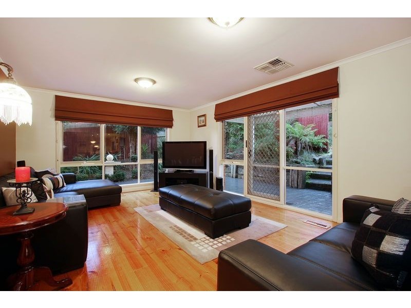 6 Gill Place, Mooroolbark VIC 3138
