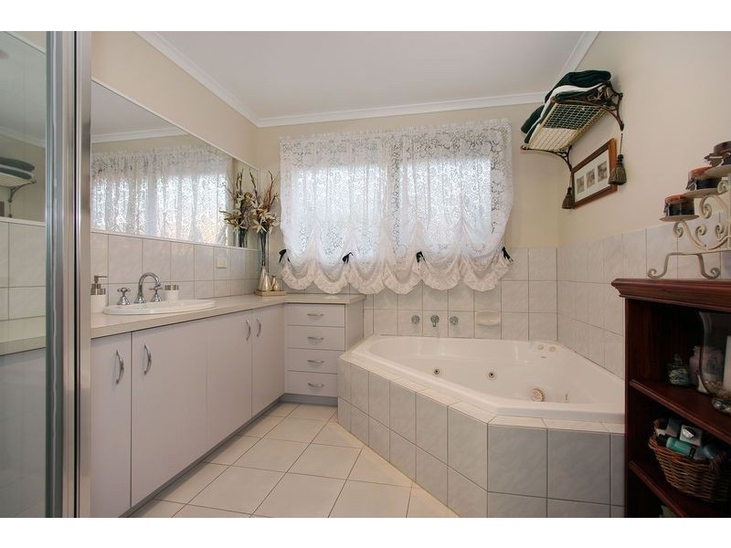 6 Gill Place, Mooroolbark VIC 3138