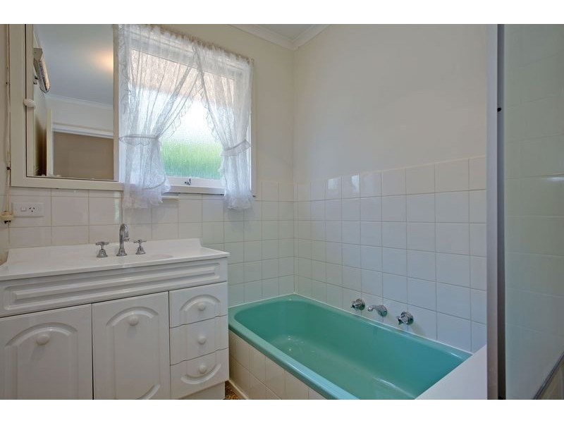 17 Yvonne Avenue, Croydon South VIC 3136