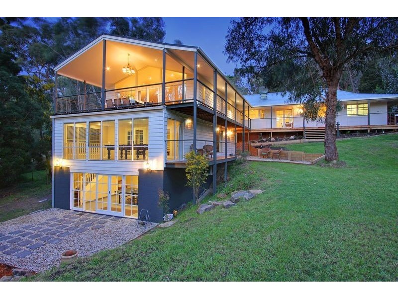 8 Mountain Drive, Mooroolbark VIC 3138