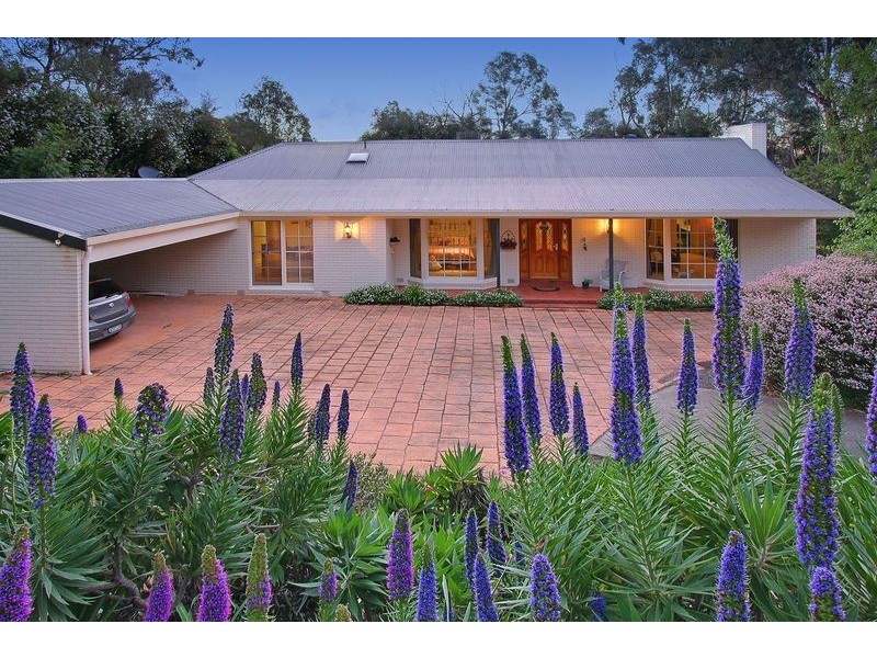 8 Mountain Drive, Mooroolbark VIC 3138