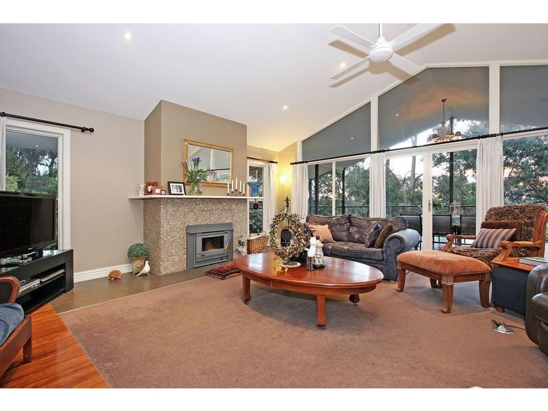 8 Mountain Drive, Mooroolbark VIC 3138