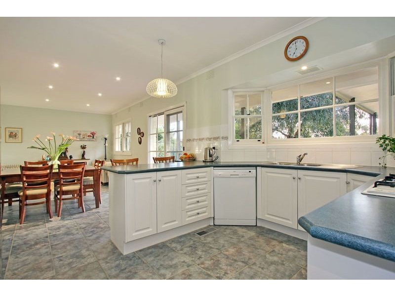 8 Mountain Drive, Mooroolbark VIC 3138