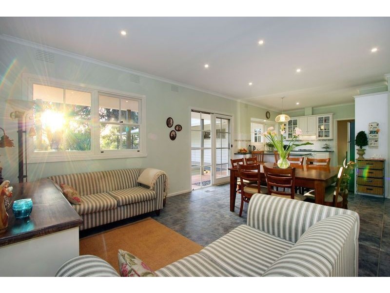 8 Mountain Drive, Mooroolbark VIC 3138