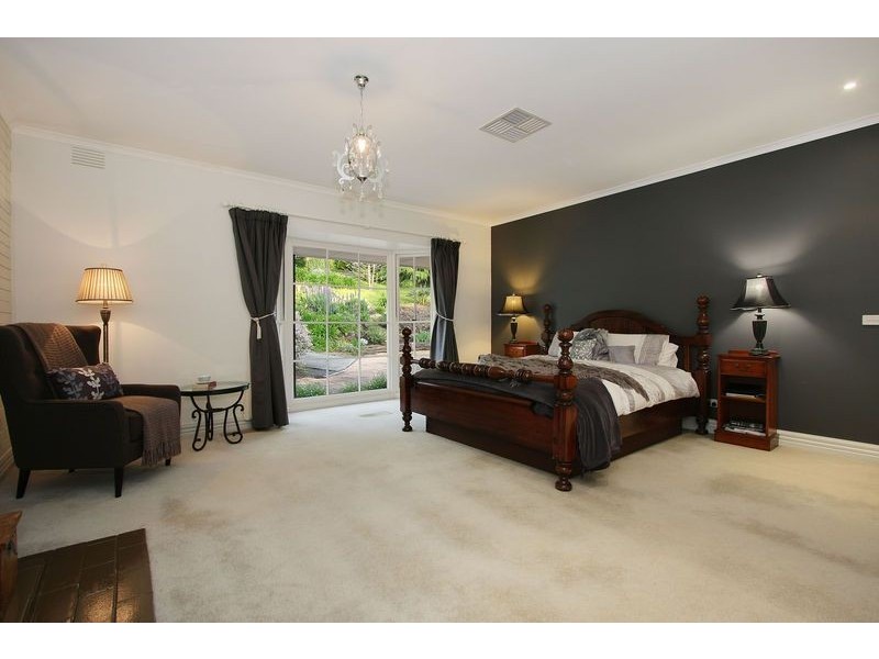 8 Mountain Drive, Mooroolbark VIC 3138