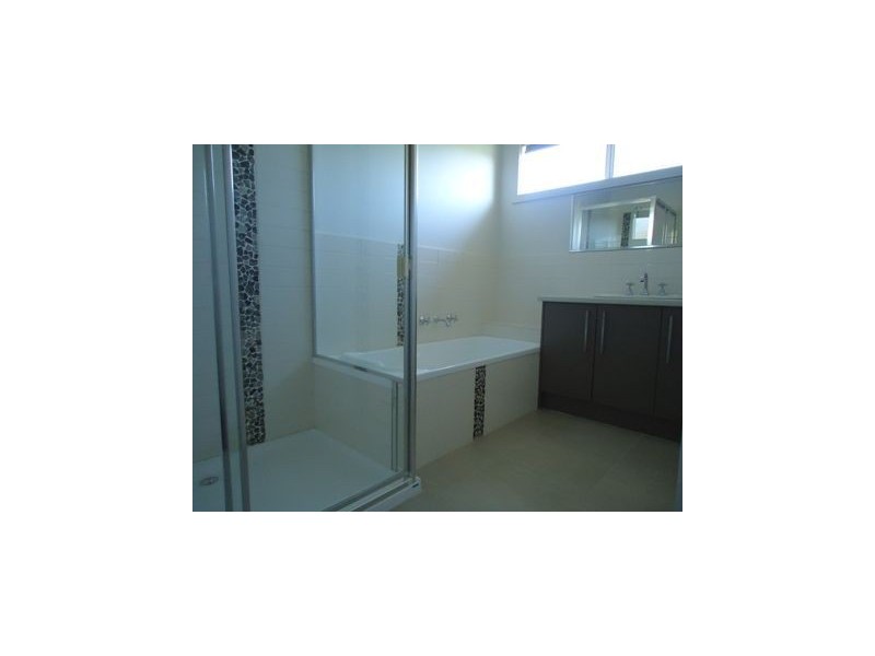 6 Heath Crs, Mooroolbark VIC 3138