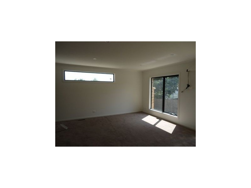 2/12 Zina Grove, Mooroolbark VIC 3138