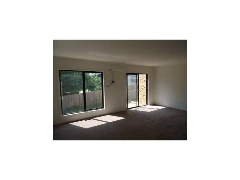 2/12 Zina Grove, Mooroolbark VIC 3138