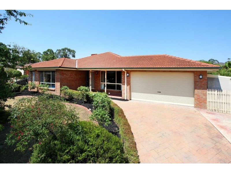 8 Ambleside Close, Mooroolbark VIC 3138
