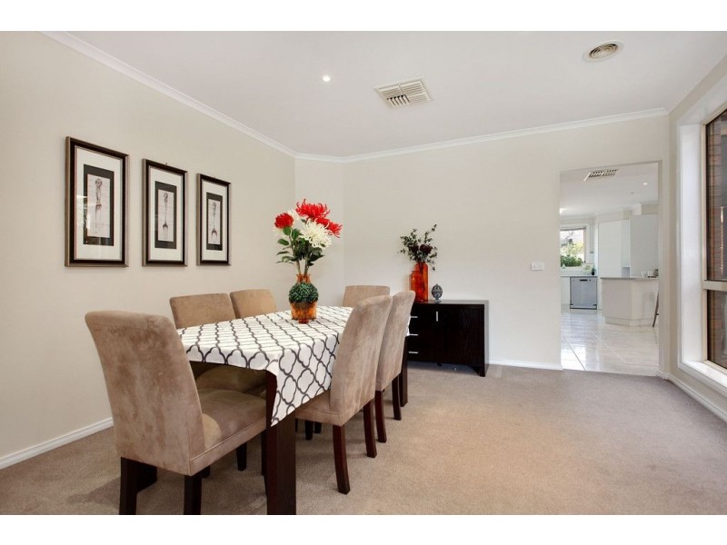 8 Ambleside Close, Mooroolbark VIC 3138