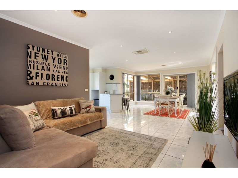 8 Ambleside Close, Mooroolbark VIC 3138